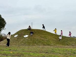 市民農園なまずの丘で遊ぶ子供達