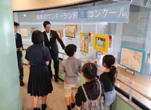 児童館絵画コンクール表彰式当日の写真