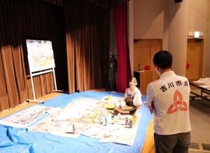 80号キャンパスに描き直す長谷川さんを市長が訪ねた際の写真