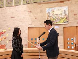 長谷川さんに感謝状を贈る市長