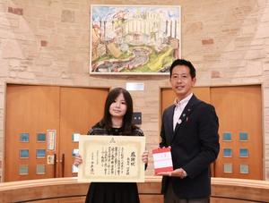 感謝状を手に長谷川さんと市長との記念撮影