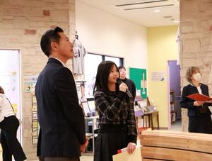 マイクを持ってコメントする長谷川さん