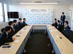 協定式後の懇談の様子