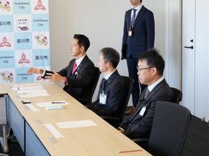 協定式後の懇談の様子