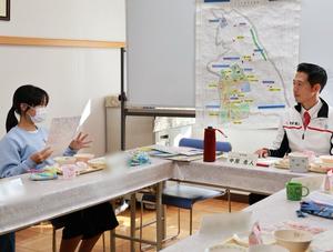 手振りを加えて発表する児童