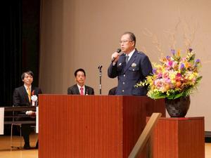 壇上で挨拶する吉川警察署長