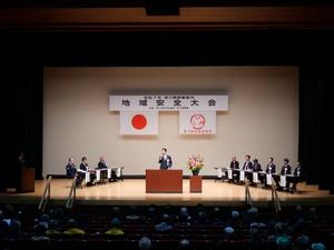 壇上で挨拶する市長