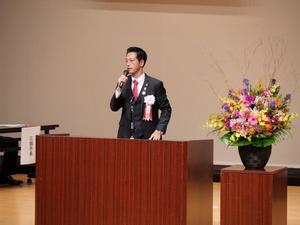 壇上で挨拶する市長