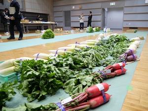 会場に並べられた野菜、花