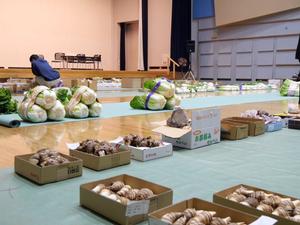 会場に並べられた野菜、花