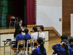 プロジェクター係の生徒を労う市長