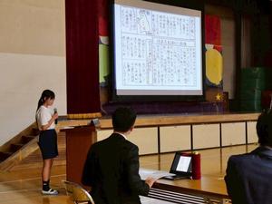 生徒が発表する様子