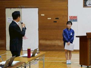 生徒が発表する様子