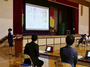 生徒が発表する様子