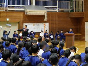 講評する市長の様子