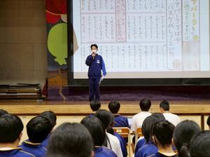 開会挨拶をする生徒
