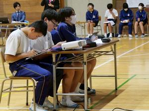 プロジェクター係の生徒たち