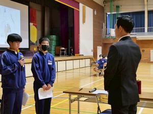 市長にお礼のあいさつをする生徒