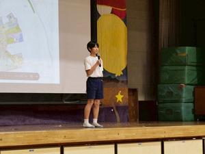 閉会挨拶をする生徒