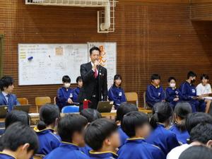 質問に笑顔で答える市長