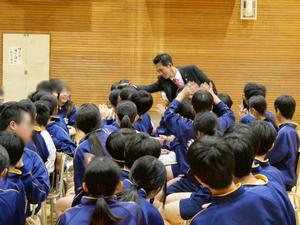 退場の際に質問した生徒に声をかける市長