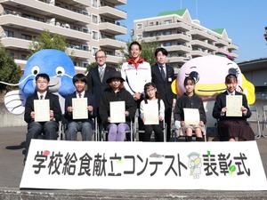 表彰式での受賞者全員と市長、教育長との記念撮影