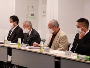 意見を聞く委員ら