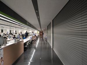 防火シャッターが閉まった庁内の様子