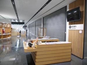 防火シャッターが閉まった庁内の様子