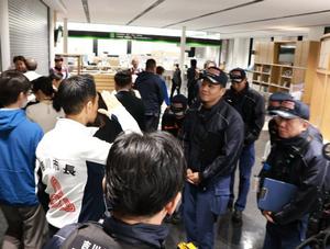 消防署員に挨拶する市長