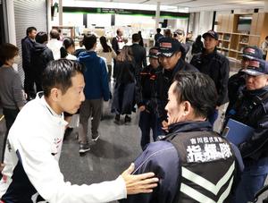 消防署員を労う市長