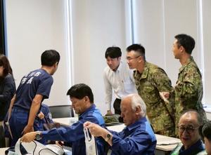 図上訓練にて自衛隊の方々にお礼を述べる市長