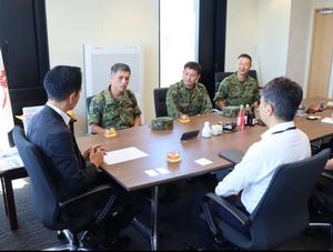 自衛隊の皆さんと面会する市長