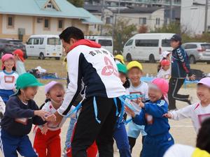 笑顔で競技に参加する市長