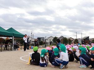 開会式で挨拶をする市長