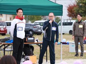 開会式で挨拶をする教育長