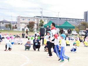 笑顔で競技に参加する市長