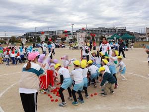 笑顔で競技に参加する市長