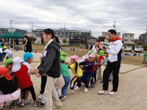 笑顔で競技に参加する市長