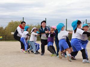 笑顔で競技に参加する市長