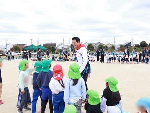 笑顔で競技に参加する市長