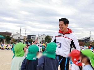 競技の合間に子供達と笑顔で話す市長