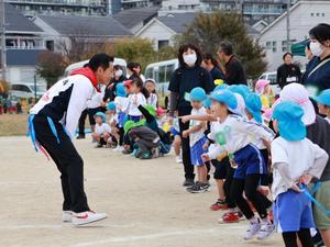 笑顔で競技に参加する市長