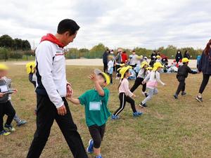 競技後に子供と笑顔で話す市長