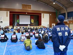 体育館で職員が説明する様子