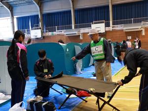 簡易テント、簡易ベッド設置の様子