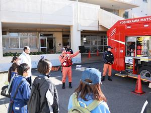 説明する消防署員