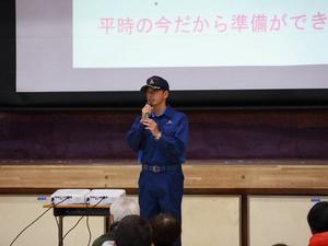 マイクで参加された皆さんに話をする市長