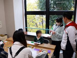 感謝のネギをつくろうのコーナーの子供達