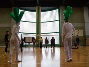 ねぎ夫がバドミントンをする様子